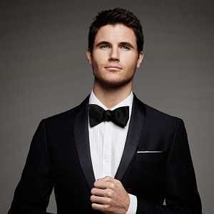 image of Robbie Amell